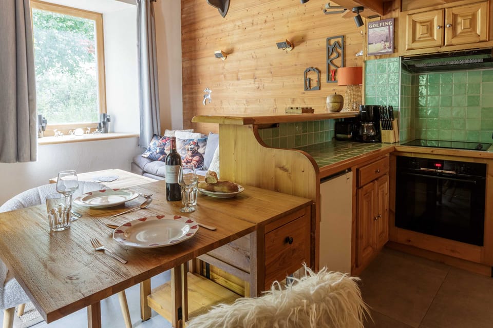 Kitchen with dishwasher, washing machine, oven and hob