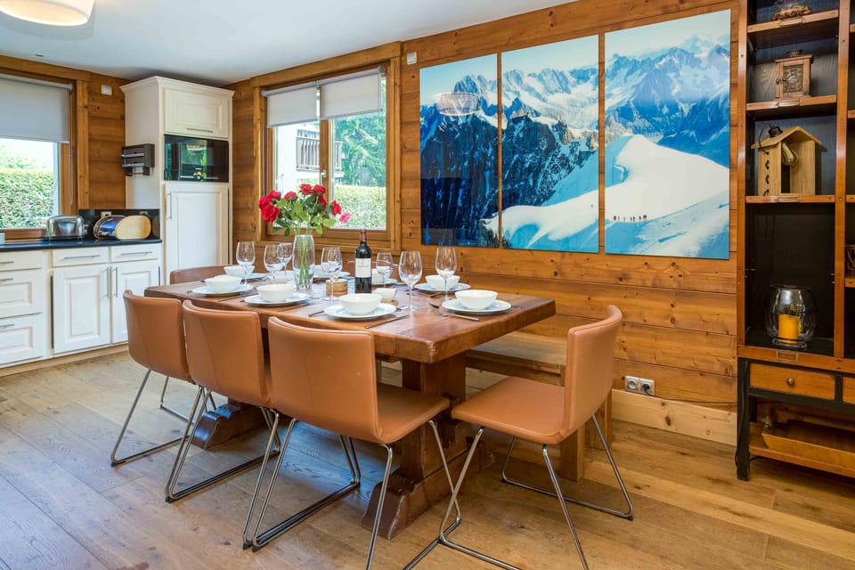 Dining table and fully equipped kitchen