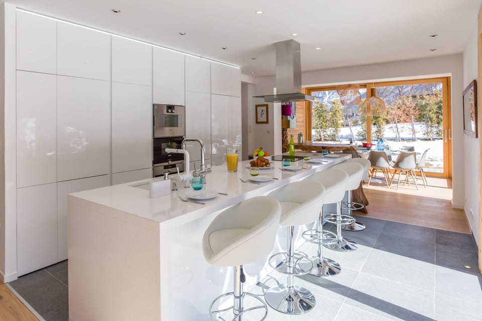 Conveniently positioned kitchen between the living & dining areas