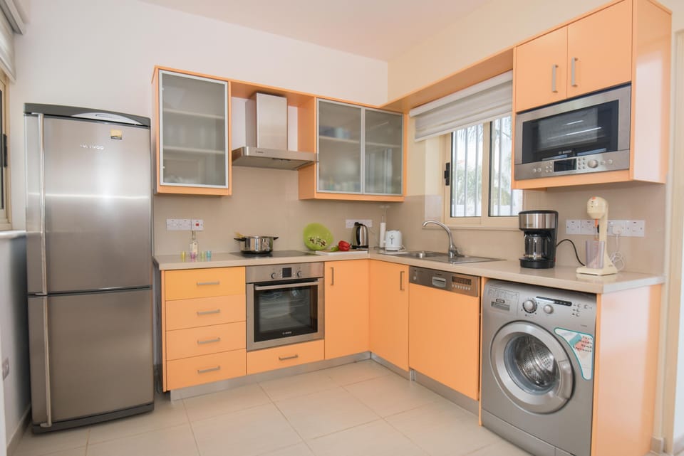 Kitchen equipped with full set utensils , cutlery and crockery!
