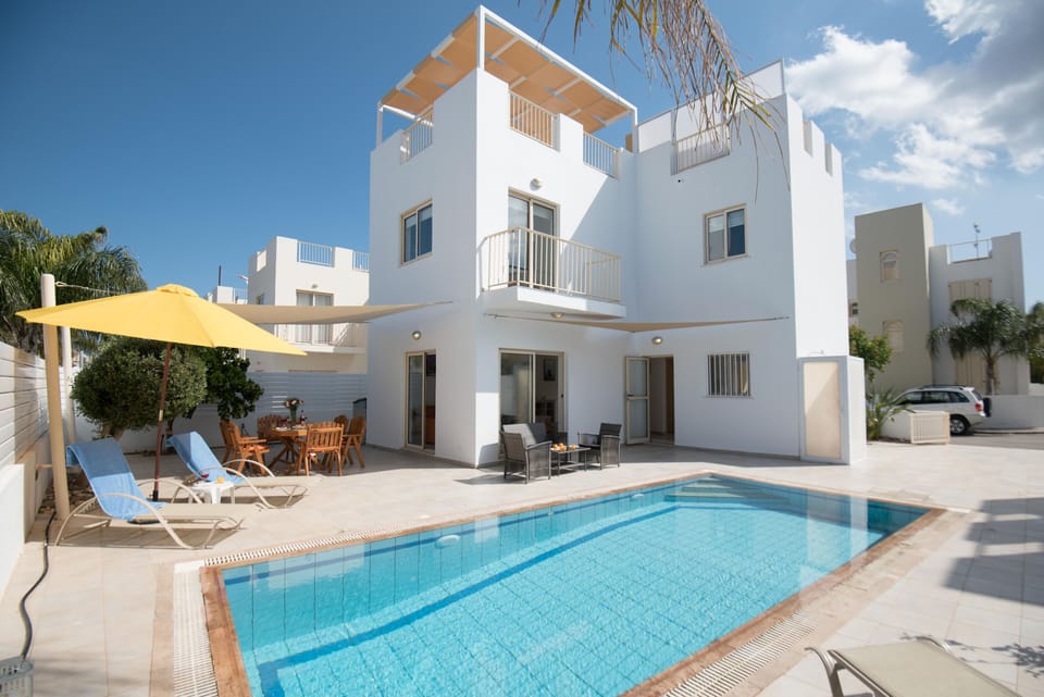 The pool, Outdoor Shower, Parking Area!