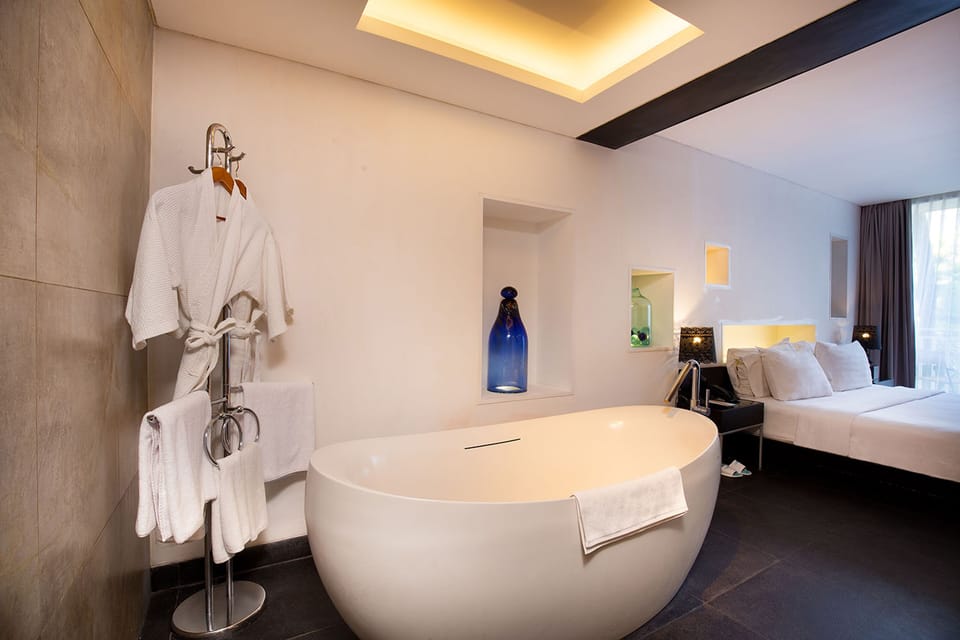 Suite | Bathroom | Free toiletries, hair dryer, slippers, towels