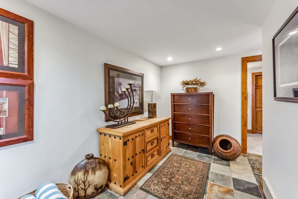 Entryway: Spacious entryway, ample storage space
