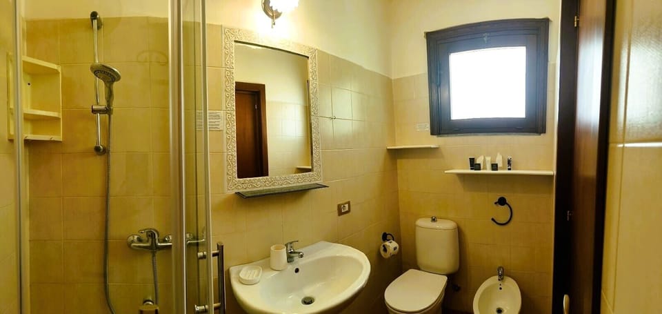 Grand Double or Twin Room, Courtyard Area | Bathroom | Shower, free toiletries, hair dryer, bidet