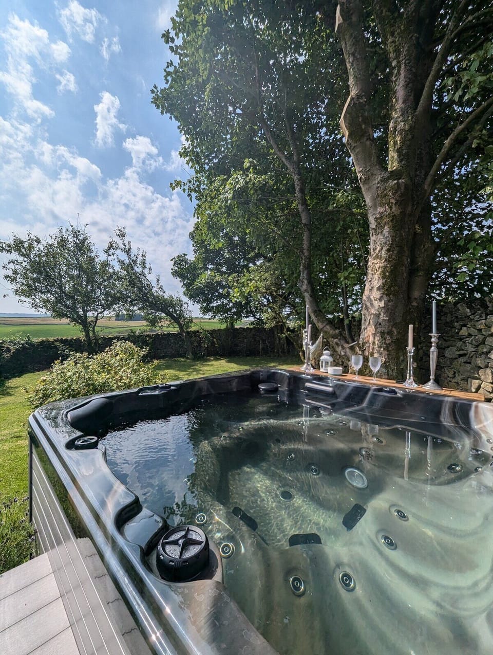 Outdoor spa tub