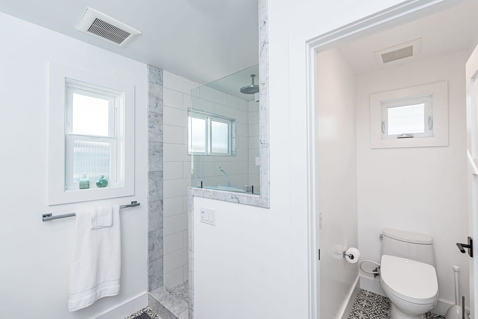 The primary bedroom's en suite bathroom.
                
