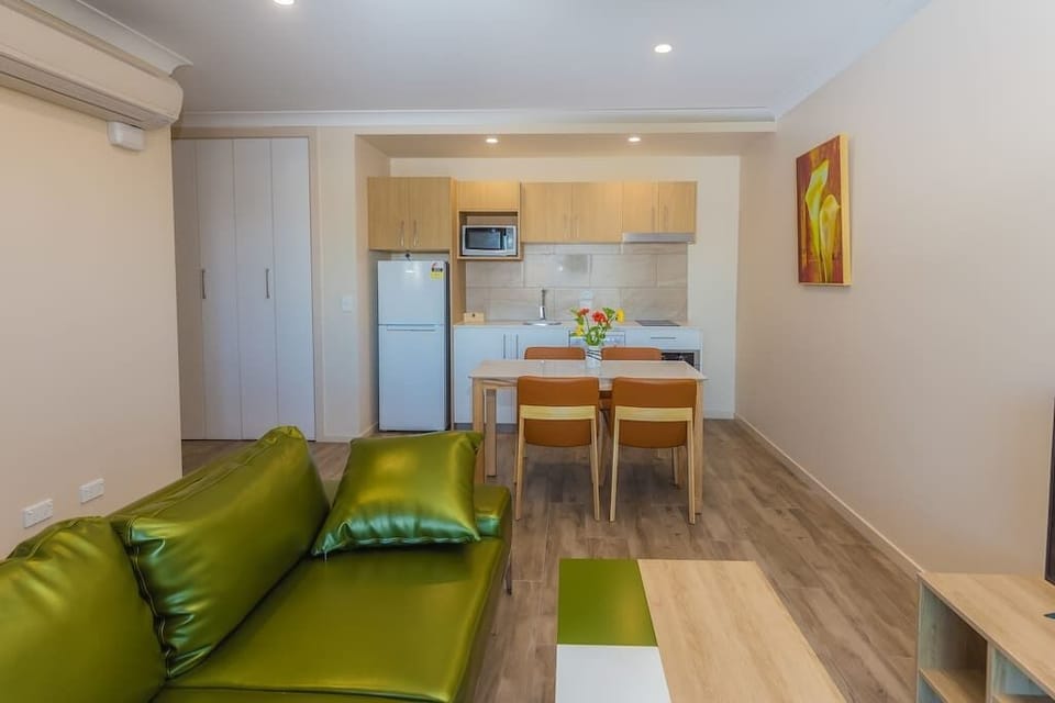 CV. 1BRM 1K1S (X08) Stylish & spacious 1 BRM king bed apartment
