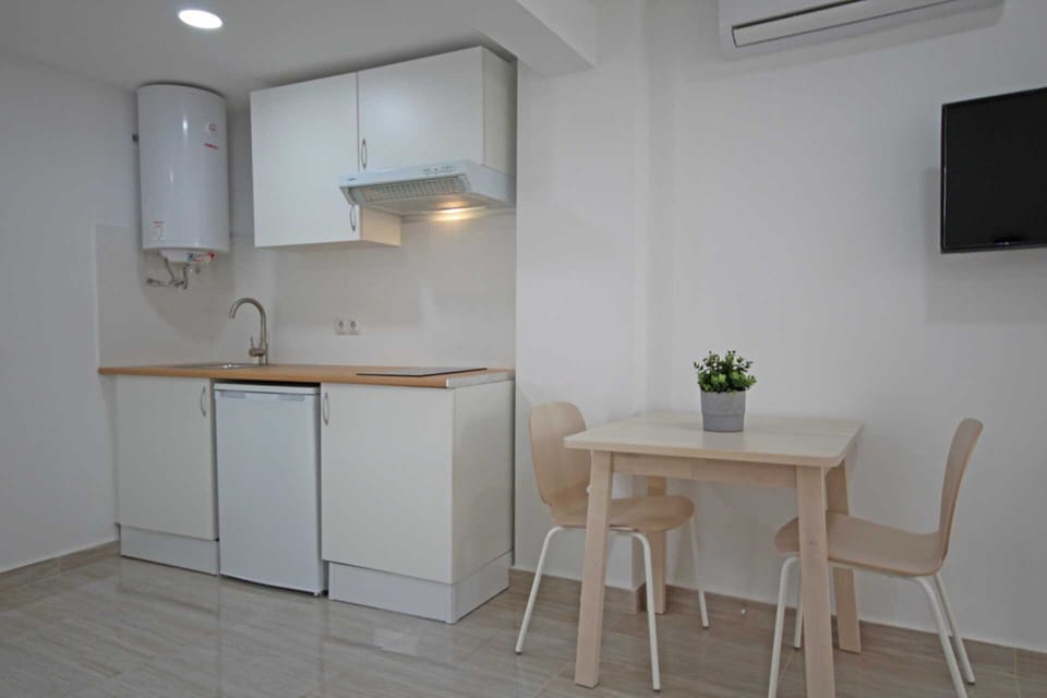 Studio | Private kitchen | Mini-fridge, stovetop, cookware/dishes/utensils