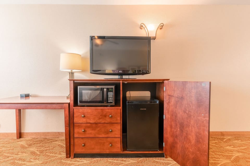 Desk, iron/ironing board, WiFi (free), bed sheets
