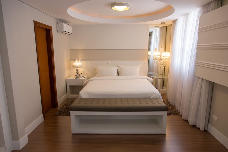 Suite with Jetted tub | Minibar, in-room safe, desk, blackout drapes