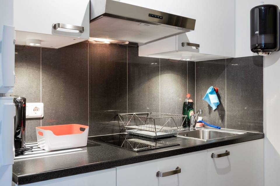 StudioExtra | Desk, soundproofing, iron/ironing board, free WiFi