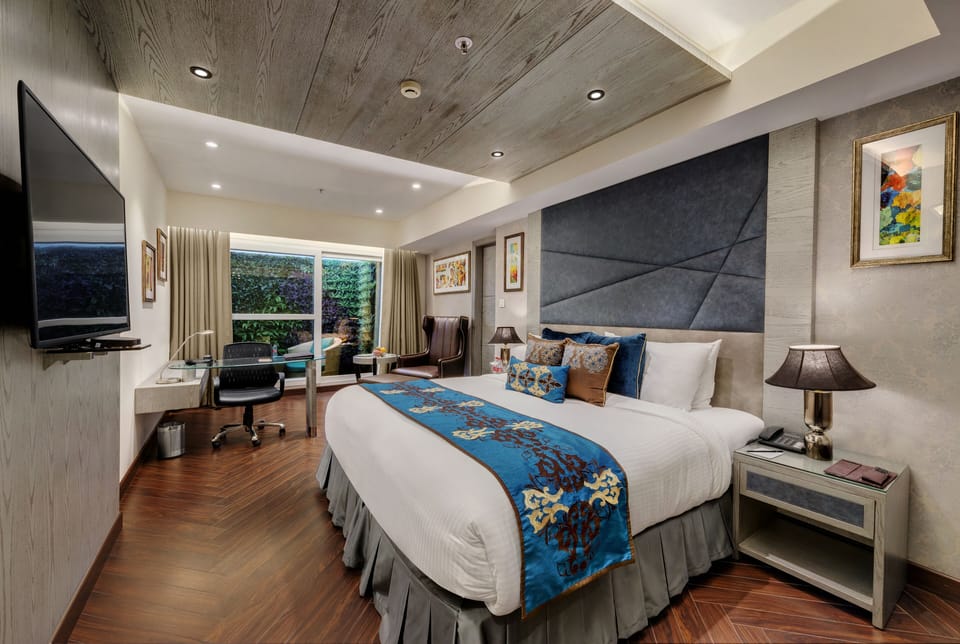 Deluxe Room, Garden View | Minibar, in-room safe, blackout drapes, iron/ironing board