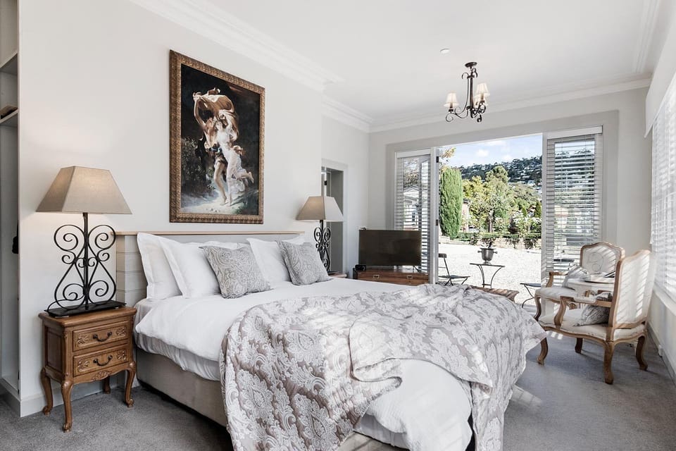 Premium bedding, in-room safe, individually decorated
