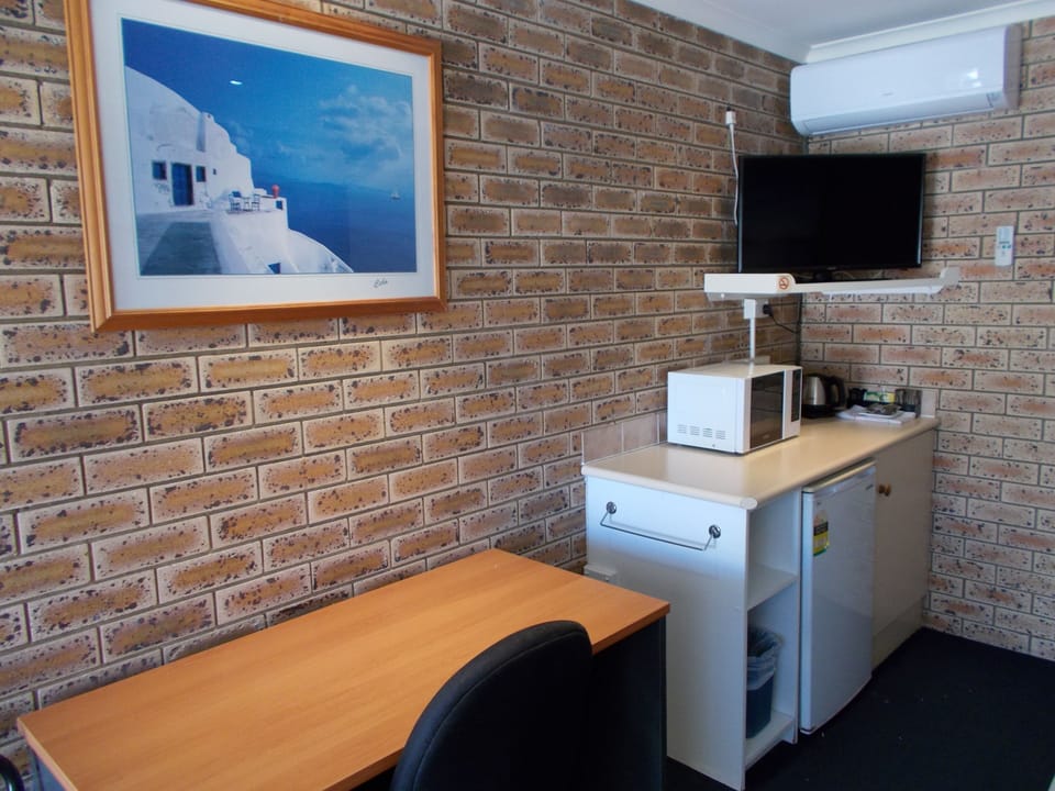 Budget Room | Private kitchenette | Coffee/tea maker, fridge, microwave, electric kettle