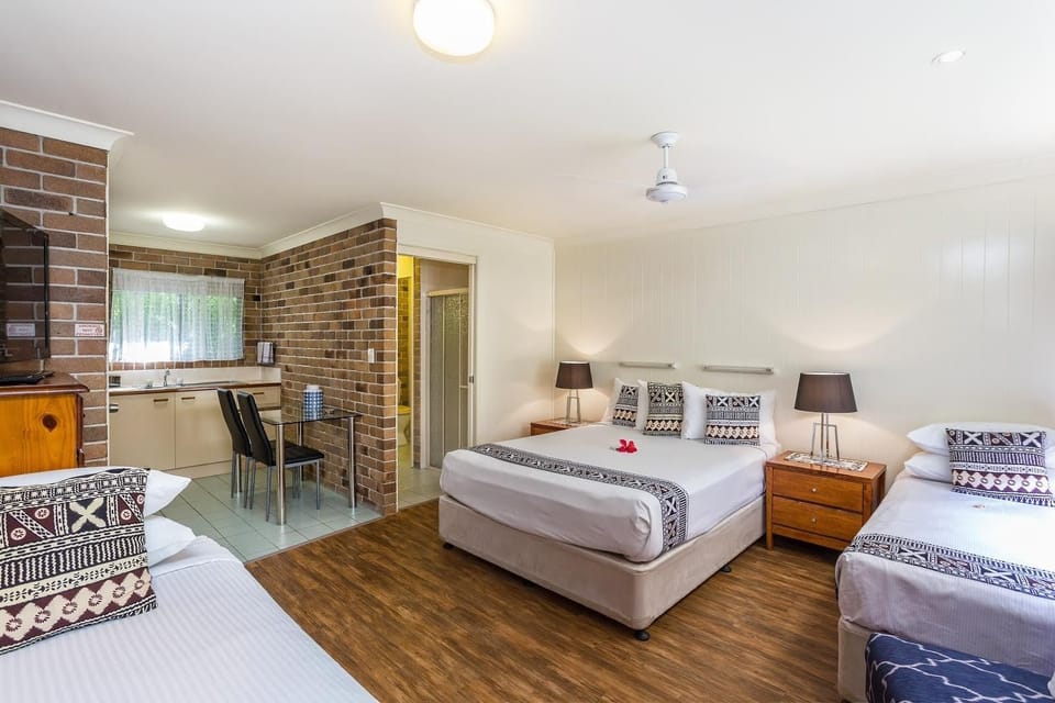 Family Apartment | Premium bedding, pillowtop beds, desk, iron/ironing board