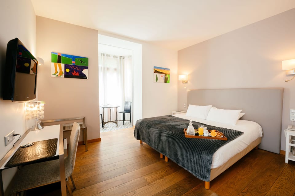 Superior Double Room | Minibar, in-room safe, desk, blackout drapes