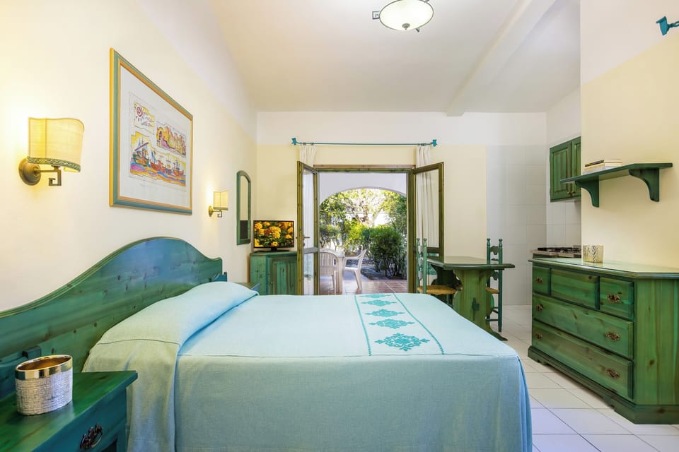 Studio | In-room safe, desk, bed sheets