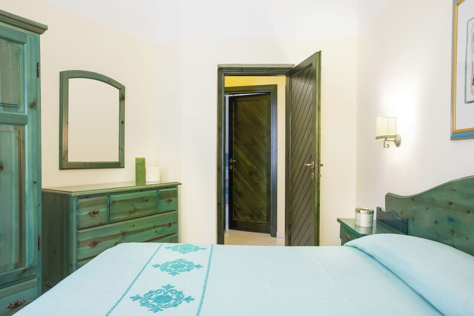 Apartment, 1 Bedroom | In-room safe, desk, bed sheets