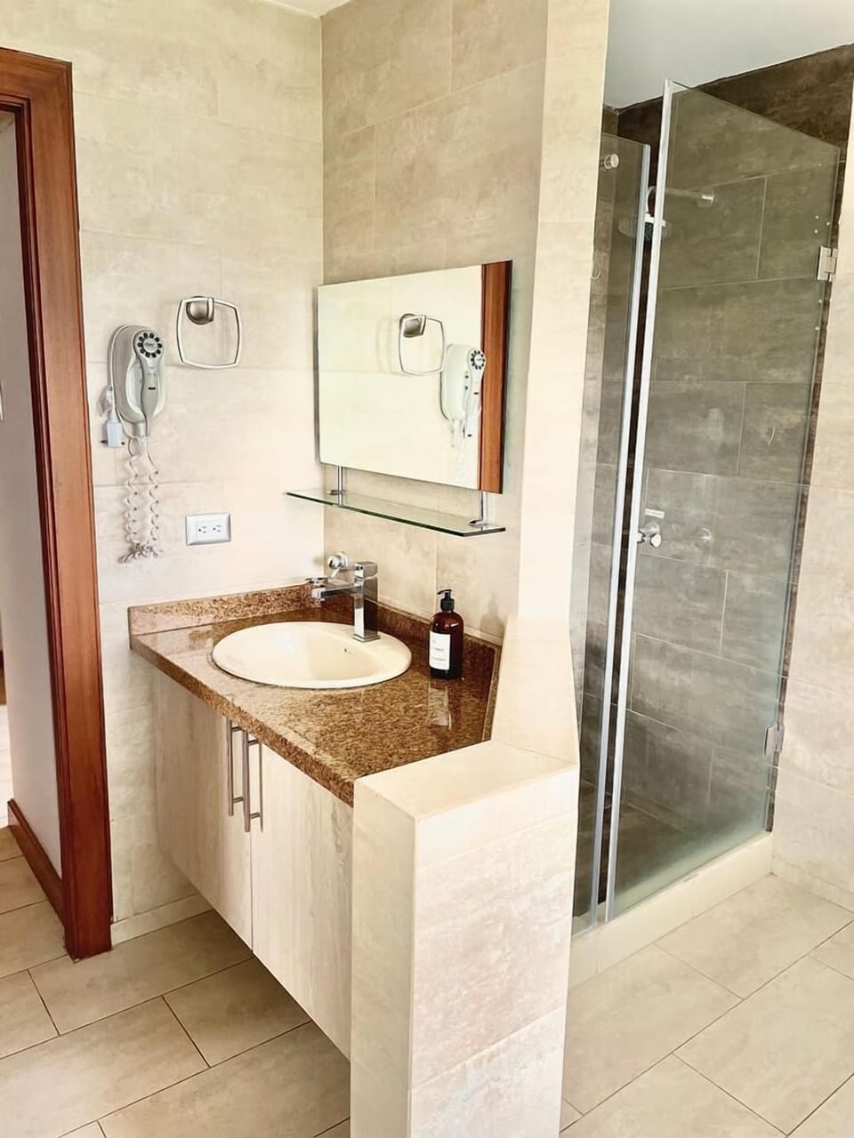 Elite Room, 1 Bedroom, Jetted Tub, Mountain View | Bathroom | Shower, towels