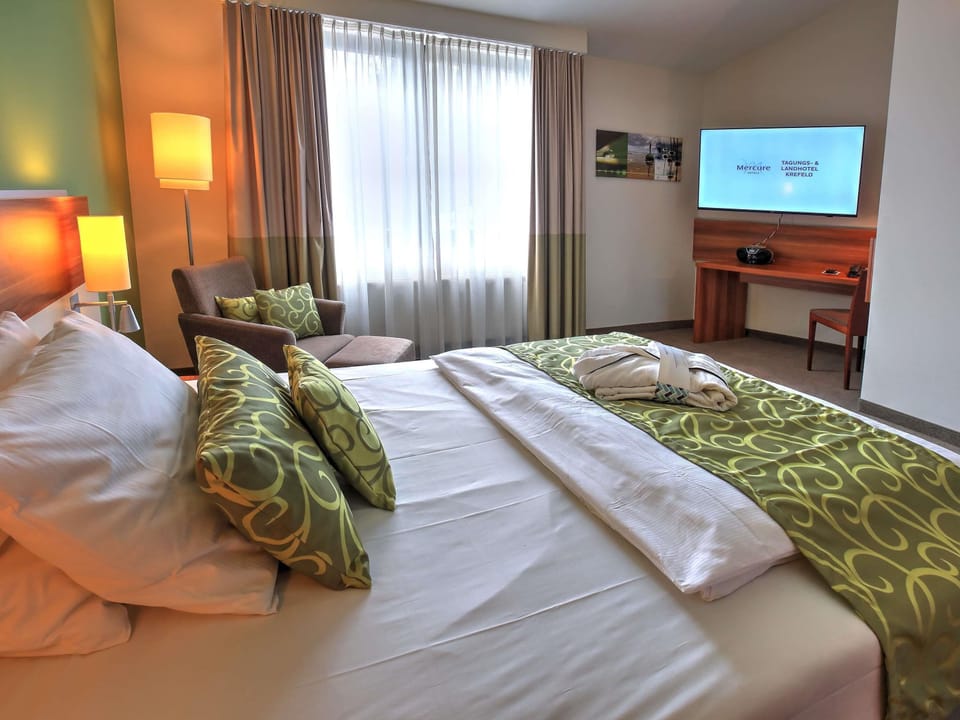 Superior Room, 1 King Bed | Minibar, in-room safe, desk, laptop workspace