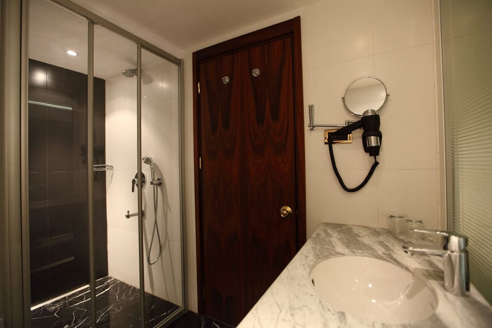Shower, rainfall showerhead, free toiletries, hair dryer
