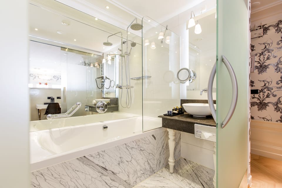 Deluxe Quadruple Room, Canal View | Bathroom | Shower, rainfall showerhead, free toiletries, hair dryer