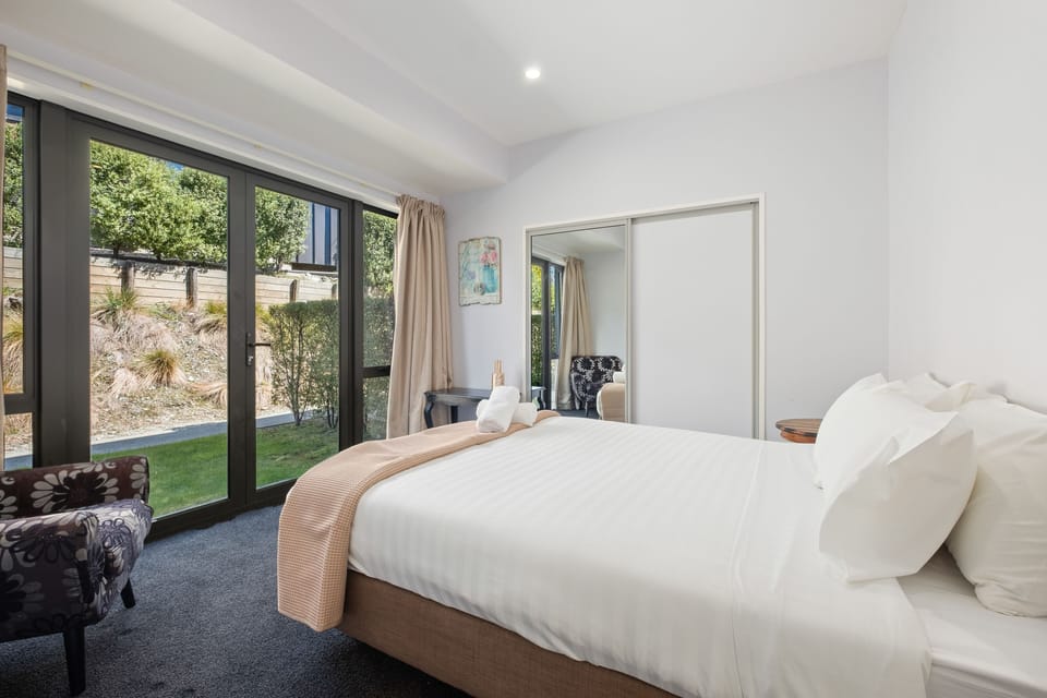 Deluxe Apartment | 2 bedrooms, iron/ironing board, free WiFi, bed sheets