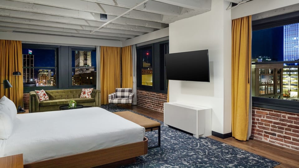 Suite, 1 King Bed | Blackout drapes, soundproofing, iron/ironing board, free WiFi