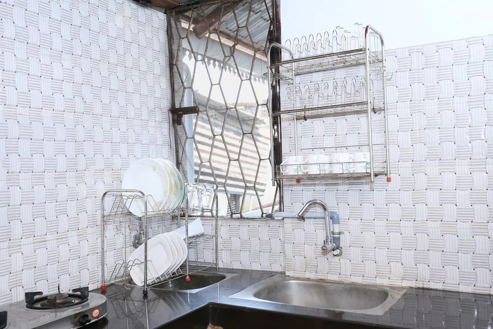 Combined shower/tub, free toiletries, towels