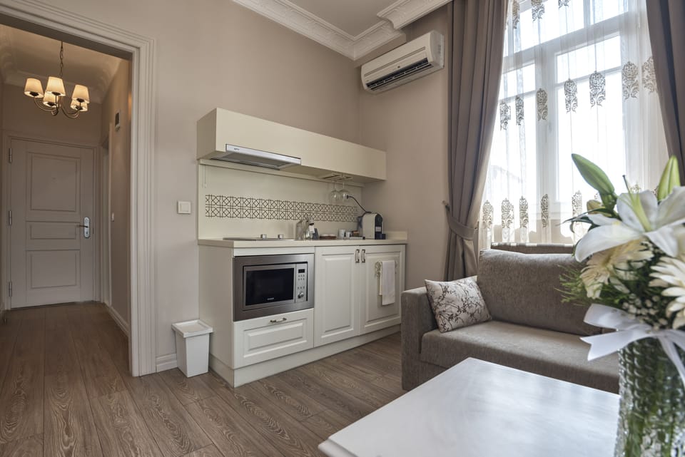  Superior Suite | In-room dining