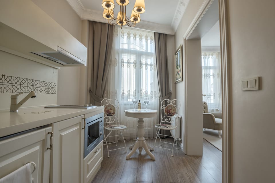 Deluxe Suite | In-room dining