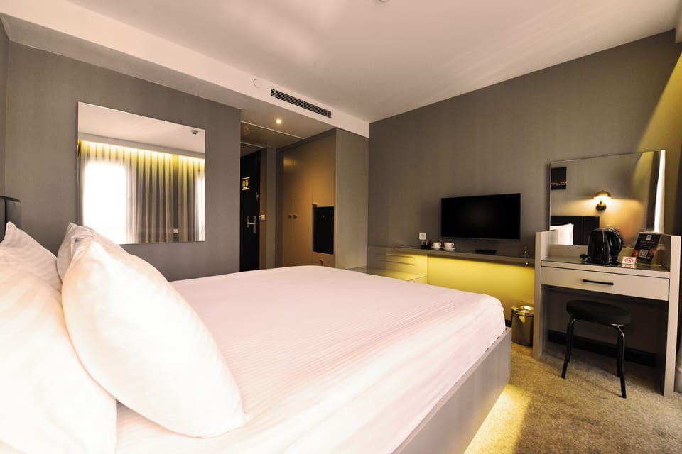 Double Room | Minibar, in-room safe, desk, laptop workspace