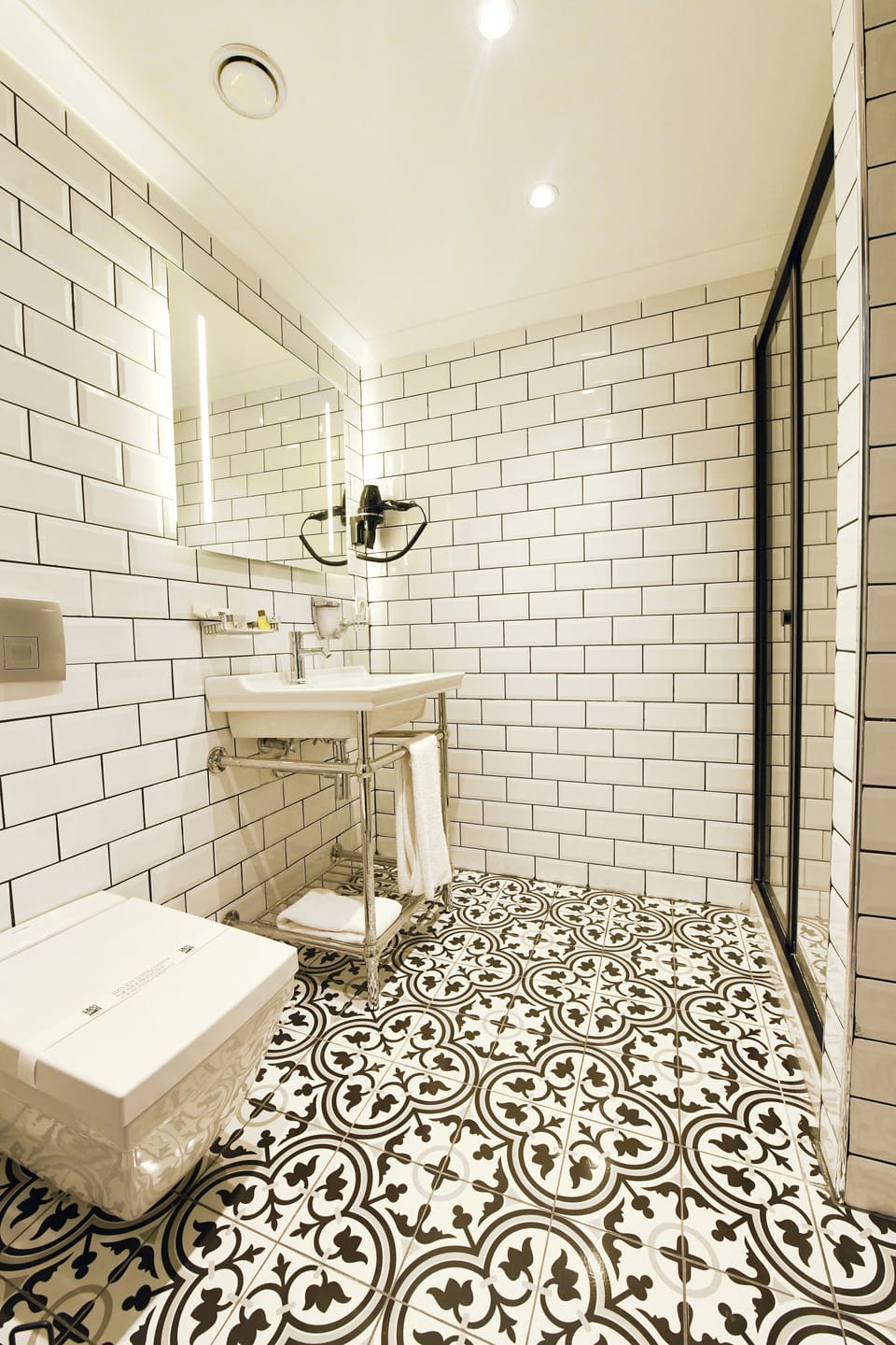 Luxury Double Room | Bathroom | Shower, rainfall showerhead, designer toiletries, hair dryer