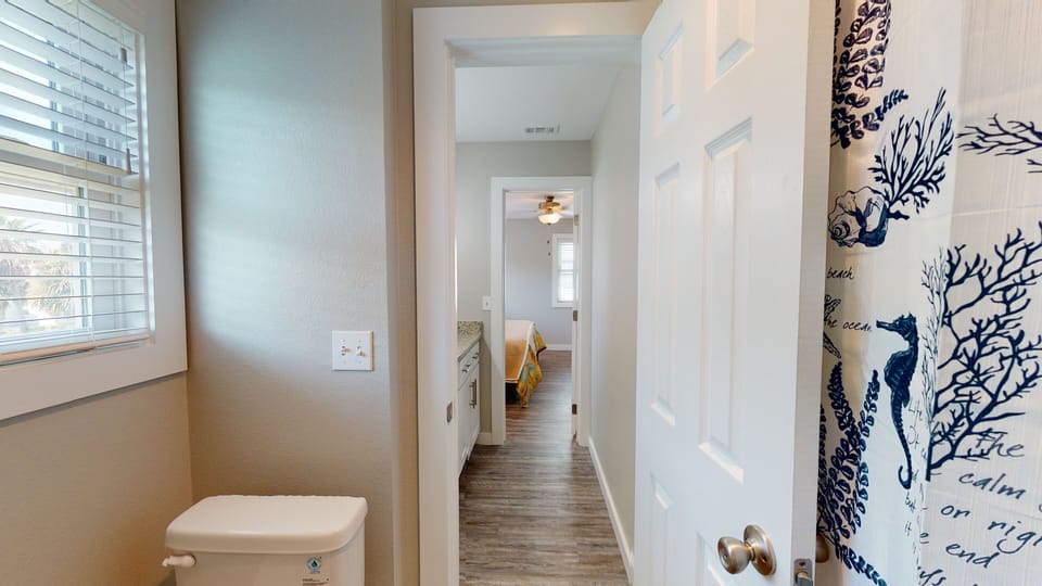 Ensuite Bathroom with Tub/Shower Combo