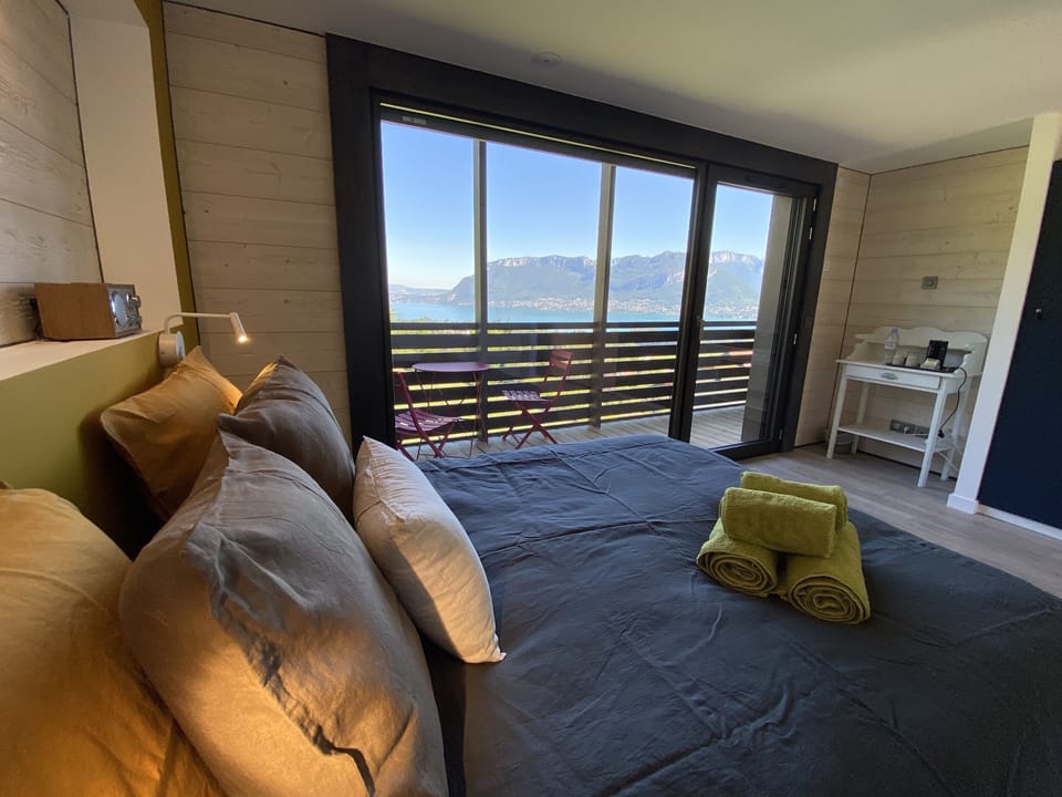 Double Room, Private Bathroom, Lake View (Deluxe)