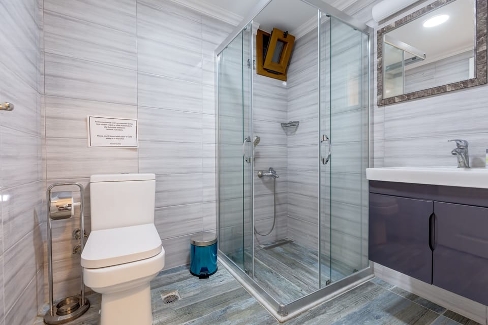 Superior Room, Balcony, Sea View | Bathroom | Shower, hydromassage showerhead, free toiletries, hair dryer