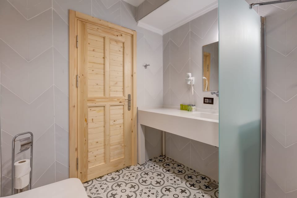 Comfort Room, Jetted Tub, Garden View | Bathroom | Shower, hydromassage showerhead, free toiletries, hair dryer