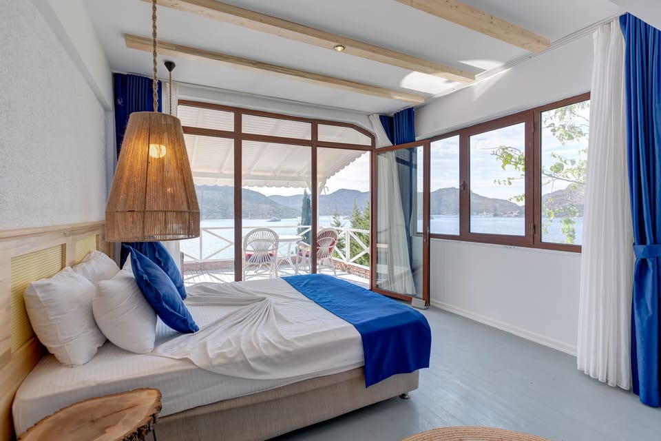 Deluxe Room, Jetted Tub, Sea View | Minibar, in-room safe, free WiFi, bed sheets