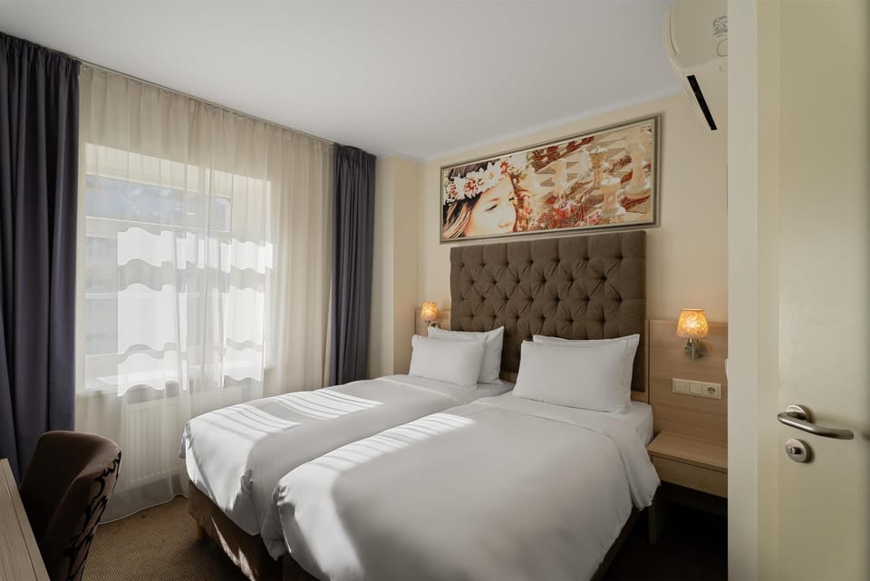 Standard Room | Premium bedding, in-room safe, individually decorated, desk