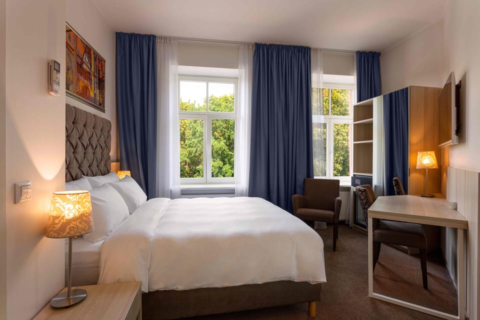 Premium bedding, in-room safe, desk, blackout drapes