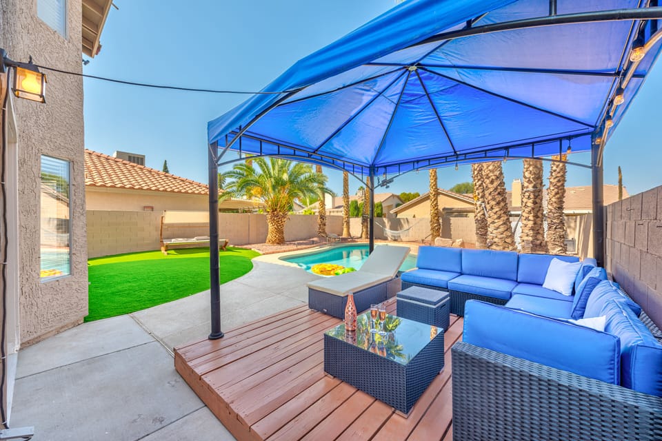 Pour yourself a drink and enjoy the relaxing atmosphere of the private backyard.