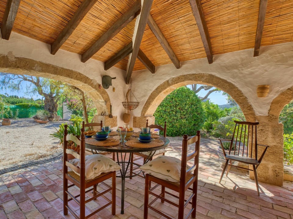 Property, Backyard, Yard, Grass, Lawn, Real Estate, Natural Landscape, Tree, Estate, Garden