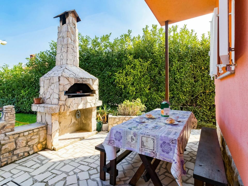 Property, Building, Room, Real Estate, House, Villa, Vacation, Patio, Furniture, Table