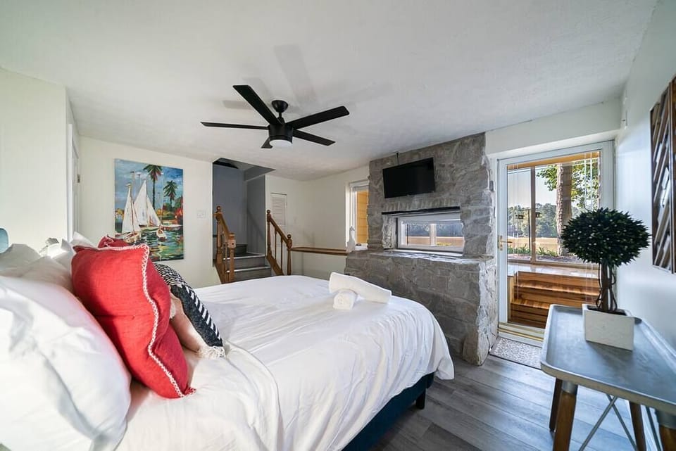 Basement bedroom with Queen size. Direct access to the lake.
