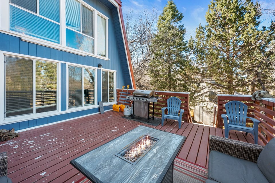 Deck with fire pit and bbq