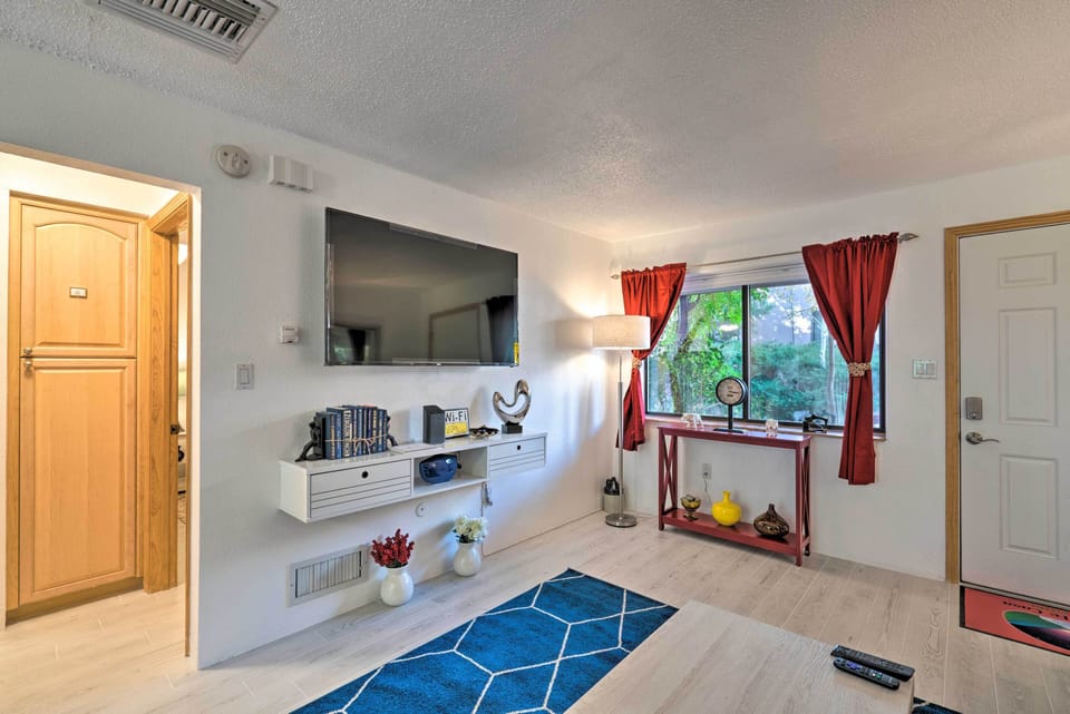 Living Room | Flat-Screen TV w/ Cable