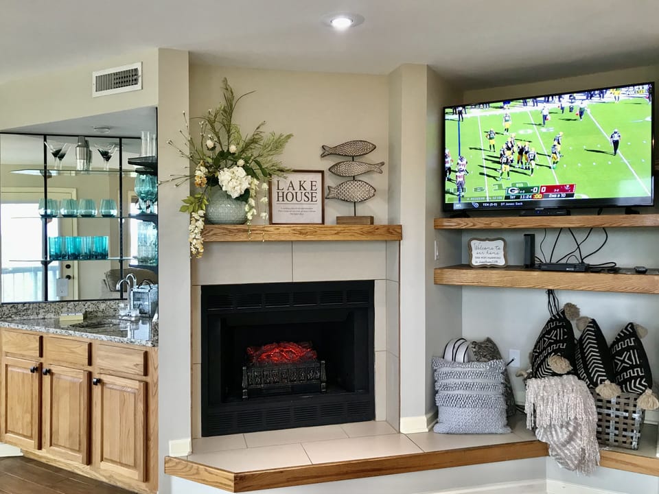 Living room - 55'' TV premium channels including sports and Electric Fireplace