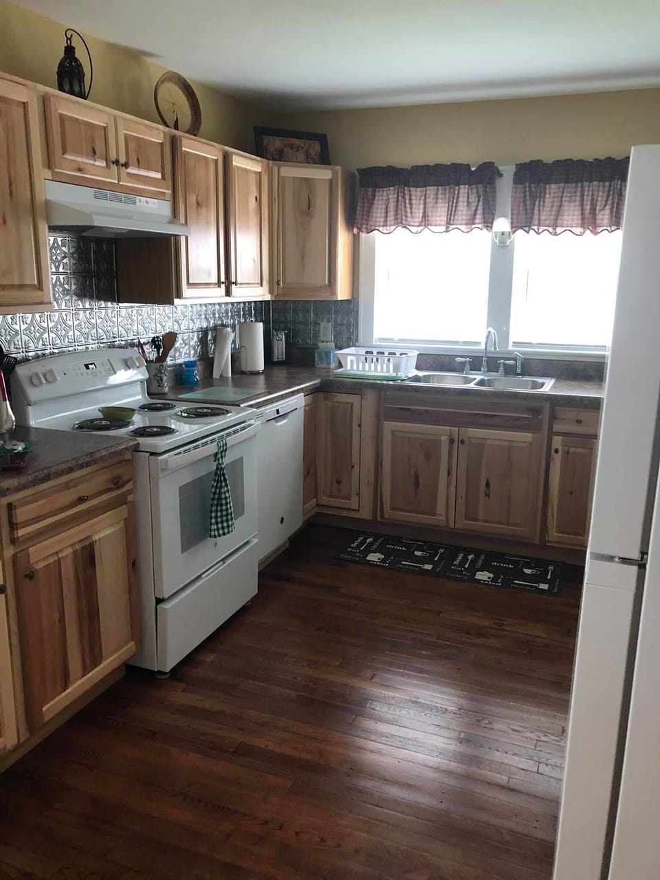 Modern updated kitchen with all amenities