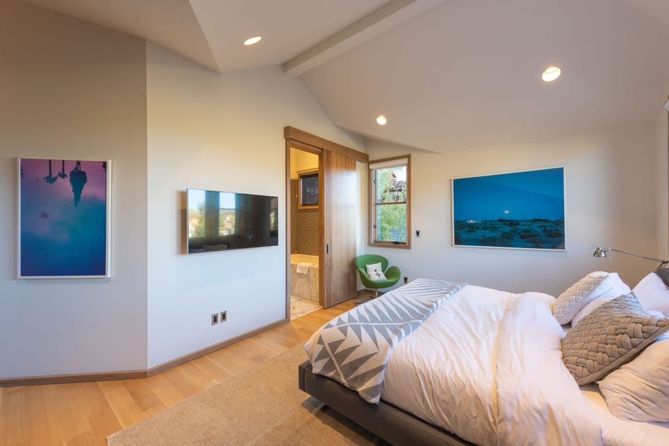 Vaulted ceilings and ensuite bath