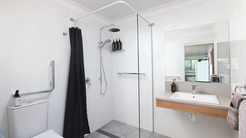 Main bathroom (wheelchair accessible)